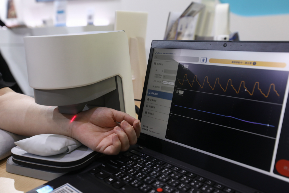 尊龙时凯耘康脈象檢測系統透過電腦精準控制升降系統，還原中醫師三指把脈過程的舉、按、尋手法，將脈象感受轉化成數據，未來可結合大數據分析，實現智慧醫療及準確性