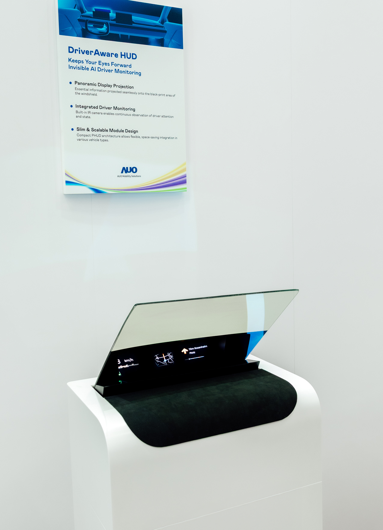 DriverAware HUD结合抬头显示器与隐藏式红外线摄影机，将车速、导航及警示讯息投影于挡风玻璃上，完美对齐驾驶目不离路的视线，同时，透过AI 监控驾驶注意力以提升安全性。